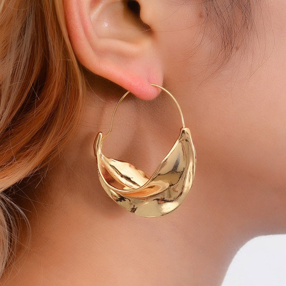 Emily Ratajkowski Inspired Wavy Hoop Earrings - Picture 10 of 10